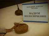 Во время встречи с журналистами в зал проникла девушка и, выкрикнув фразу "Бандиты перешли уже все границы!", кинула в регионала два пакета с экскрементами