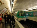 В парижском метро беременная гражданка Алжира, которой не уступили место, ранила бритвой пятерых В парижском метро беременная гражданка Алжира, которой не уступили место, ранила бритвой пятерых
