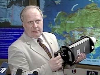Разработчик демонстрирует мини-спутник, кадр телеканала НТВ
