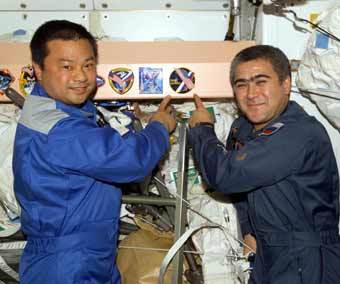 Лерой Чиао и Салижан Шарипов, фото с сайта NASA