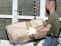 Полицейский выносит взрывное устройство с вокзала Дортмунда. Фото AFP Полицейский выносит взрывное устройство с вокзала Дортмунда. Фото AFP