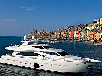  Ferretti Altura 840.    ferretti-yachts.com