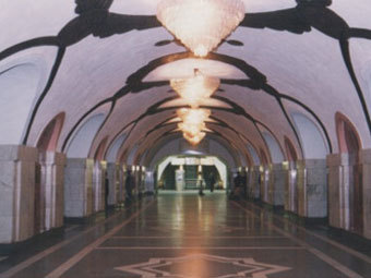 Интерьер станции "Элмляр Академиясы". Фото с сайта metro.gov.az Интерьер станции "Элмляр Академиясы". Фото с сайта metro.gov.az